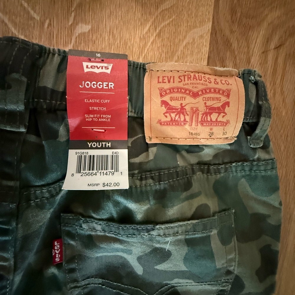 🆕 Levi's Green Camouflage Girls Joggers - Picture 4 of 4